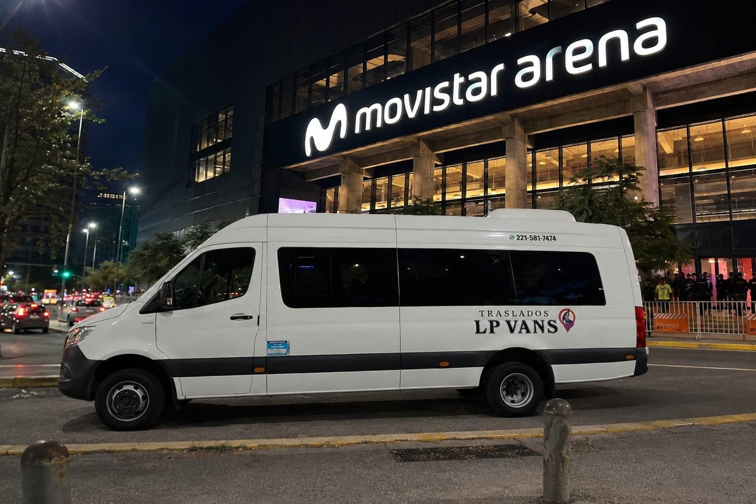 Combi LP Vans frente al Movistar Arena de noche